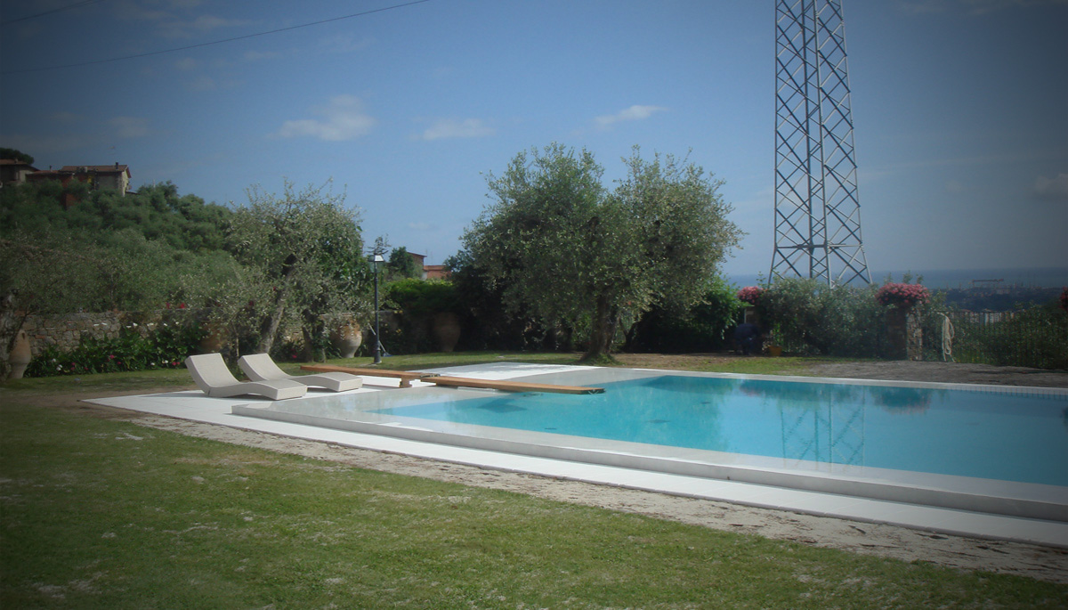 piscina esterna a sfioro – Carrara